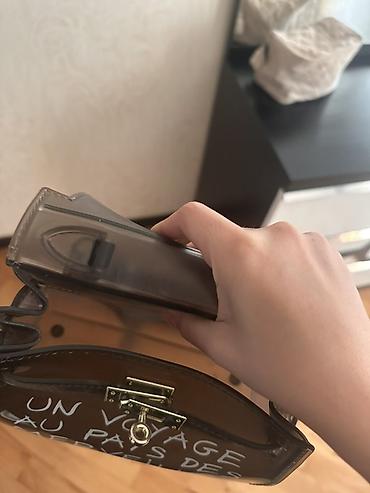 phardi çanta: Şəffaf plastik materialdan hazırlanmış kiçik ölçülü top-handle çanta — 2
