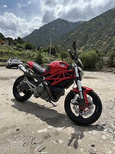 некая: Ducati Monster 696. Весь в карбоне, так же имеется комплект родного — 5