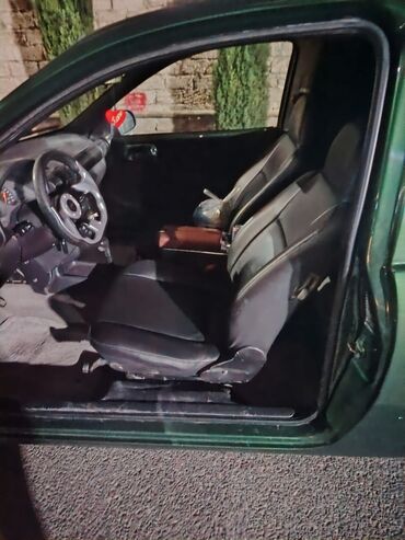 Digər avtomobillər: Yaşıllı rəngli 3 qapılı şəhər avtomobili Texniki və eksteryer: - — 3