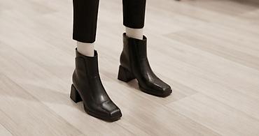 детские осенние туфли: Qadın üçün qara dəri qısa çəkmələr - Dizayn: Minimal, kvadrat burun — 1