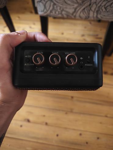 Gitaralar: Ağ rəngli elektrik gitara komplekti təqdim olunur. Dəstə şəkildə — 5