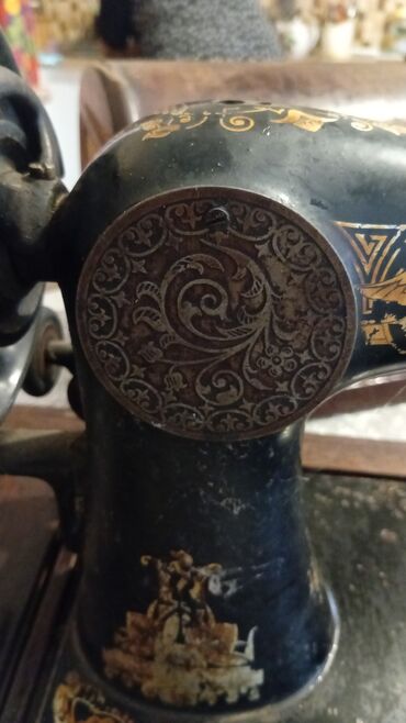 Qədim tikiş maşınları: Antik mexaniki tikiş maşını – əl çarxlı - Klassik döküm gövdə, qara — 4