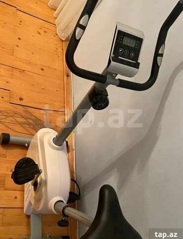 Çadırlar: Daxili istifadə üçün nəzərdə tutulmuş bu məşq velosipedi, məşq zamanı