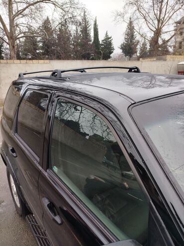 Digər Avtomobillər: Bu qara rəngli Ford Escape modeli SUV avtomobil səyahətlər və gündəlik — 4