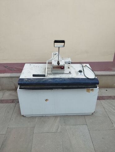 düz tikiş maşını: Bu, böyük ölçülü, sənaye təyinatlı ütü maşınıdır. Maşın iki böyük düz