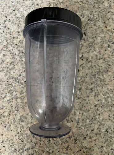 стаканы пластик: Стакан - пластик с закручивающийся крышкой, высота 17 см, диаметр