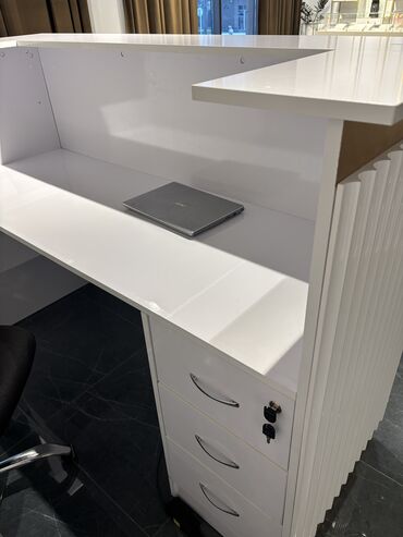 Ofis mebeli: Reception: Maşın kraskasındandır qiymet-600 azn Balaca vitrin 2 eded