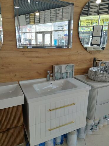 Moydadırlar: Ağ rəngdə və müasir dizaynda olan bu vanna otağı dolabı, tək lavaboya