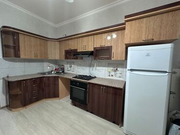 i̇şlənmiş qapı: Mətbəx mebeli satılır 450₼. Əla vəziyyətdədir. Ümumi ölçü 5m. Üzərində