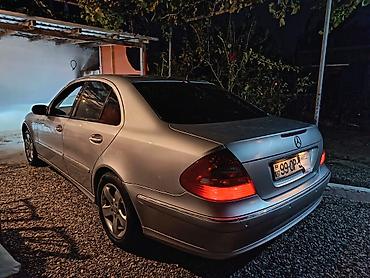 Mercedes-Benz E-Class: 2.7 l | 2004 il Sedan — 10