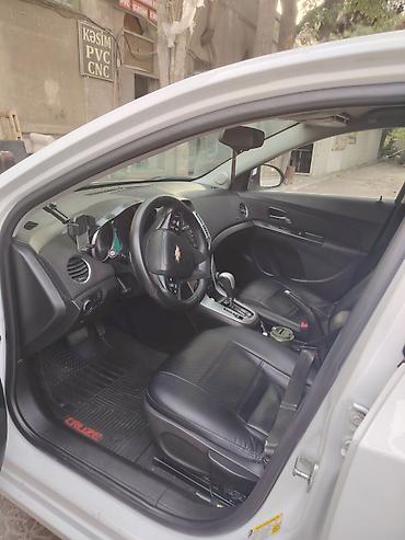 seat leon fr: Chevrolet Cruze sedan – ağ rəng Xüsusiyyətlər: - Korpusu: 4 qapılı — 9