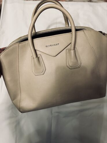 спортивная сумка бу: Givenchy сумка 👜 Вместительная🤩 Есть длинный ремень Состояние
