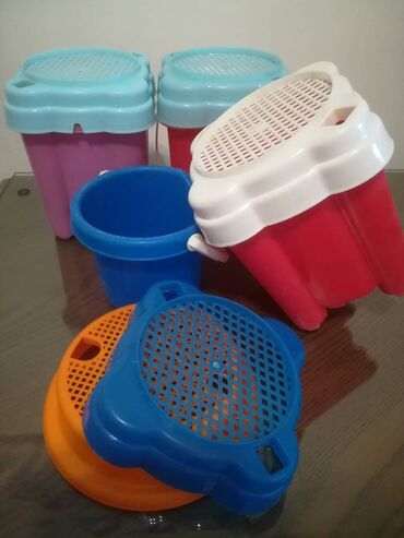 Igračke: Igračke plastične, 20 kom sve za 1000 din. 12 figurica, 3 kantice, 4 — 14