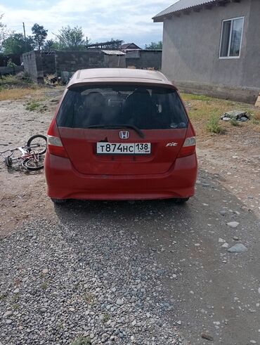 машины малолитражки: Honda Fit, хэтчбек 5 дв., правый руль. Красный цвет кузова. Номерной