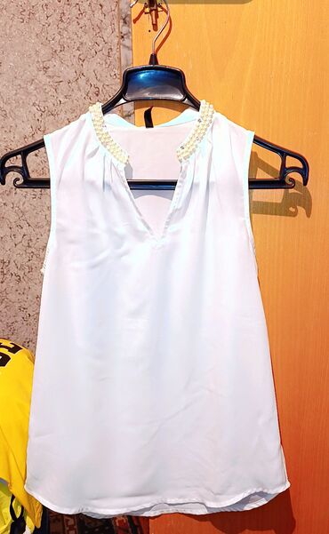 Köynək və bluzalar: S ölçü.Cox az geyinilib.demek olar tezedir.on manata qədər mal — 11