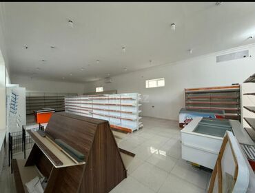 Kommersiya daşınmaz əmlakının satışı: Satılır: Mağaza içindəki Avadanlığlar Xüsusiyyətlər: - Geniş açıq — 2
