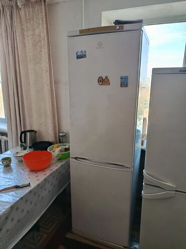 холодильник для кухня: Холодильник Indesit, Б/у, Двухкамерный