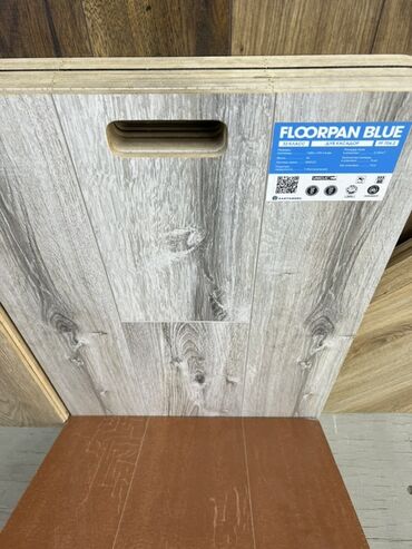 Ламинат: Ламинат Floorpan Blue с текстурой под дерево серого цвета. Этот