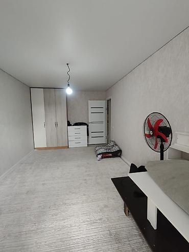 osh flat: 2 комнаты, 43 м², 6 мкр 104 серия, 3 этаж, Евроремонт — 4