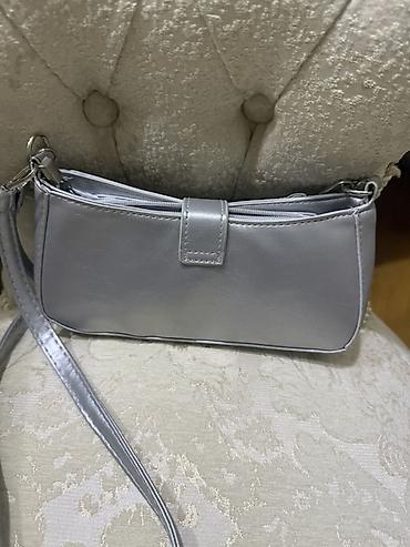 Aksesuarlar: Gümüşü-boz rəngdə çiyin/çapraz çanta - Material: parıltılı süni dəri — 2
