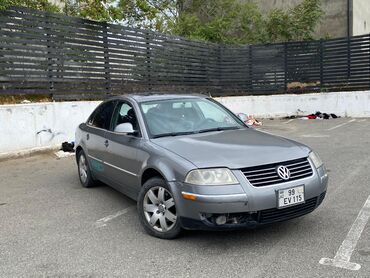 arx açan: Volkswagen Passat sedan (B5.5) – boz rəng, AZ dövlət nömrə nişanı 99