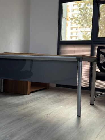 Ofis dəst mebeli: Çox təcili satılır.Ofis mebeli hamısı bir yerdə 600 azn. Laminat deyil — 2