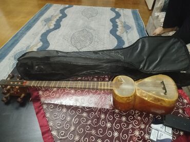 Çəngəllər: Taxta korpuslu, simli musiqi aləti. Tarda tipik olaraq iki rezonans