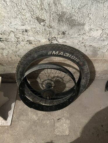 запчасти для bmx: Велосипед с черной рамой и широкими колесами. Оснащен передним колесом