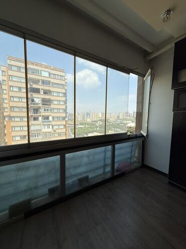 Двери и комплектующие: Bu şüşələmə sistemi mənzilin eyvanı üçün nəzərdə tutulub və panoramik