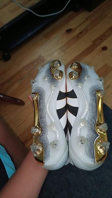 Krasofkalar və idman ayaqqabıları: Məhsul: Futbol buferləri (krampon) Brend/model işarələri: adidas — 2