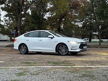 BYD: BYD Qin: 2021 г., Автомат, Гибрид, Фастбек — 1