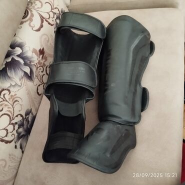 İdman dəstləri: Venum dəst. Təzə kimidi az işlənib səliqəli işlənib. Əlcək-30m, Fut 40 — 16