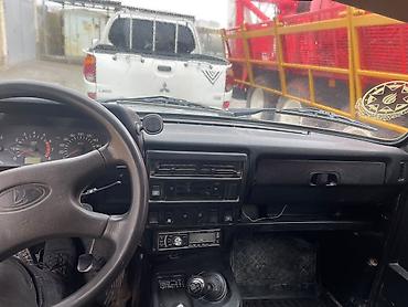 VAZ (LADA): LADA 4x4 (Niva) – mavi rəngli, 3 qapılı off-road SUV. Xüsusiyyətlər — 8