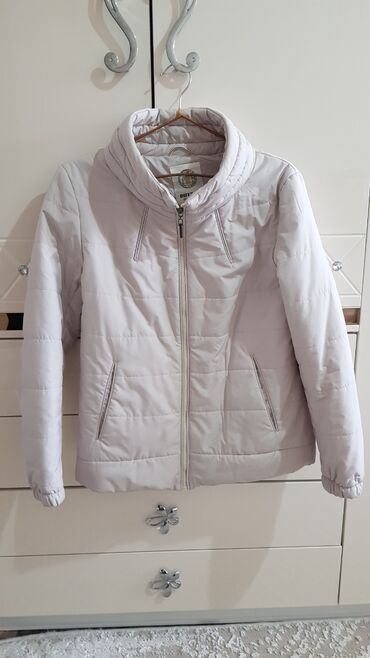 Пуховики и зимние куртки: Продаю куртку в отличном состоянии размер 46 Италия