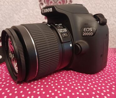 canon 50 mm: Canon EOS 2000D rəqəmsal SLR fotoaparatı. Qara rəngdədir və