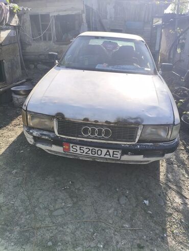 кадиллак машина: Audi 100 C3, седан, белый цвет. Особенности по фото: - Передняя