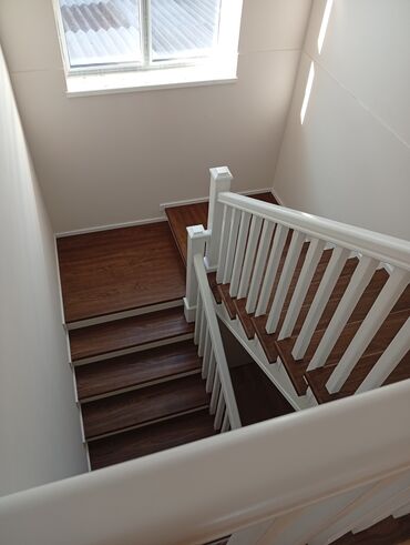 Деревянные лестницы: Деревянная лестница Для дома, Вид дерева: Грецский орех, Форма лестницы: Прямая, Стиль: Классический — 19