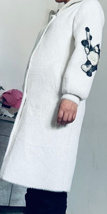 длинное трикотажное платье с капюшоном: Женское зимнее пальто с капюшоном, цвет — молочный/белый