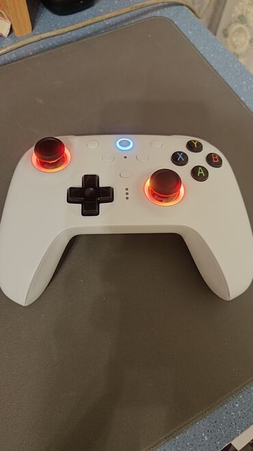 Другие аксессуары для компьютеров и ноутбуков: 8BitDo Ultimate 2 Wireless Controller (2025) — это обновлённая версия