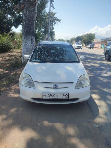 продажа авто матиз б у: Белый хэтчбек Honda Civic, припаркованный на обочине дороги