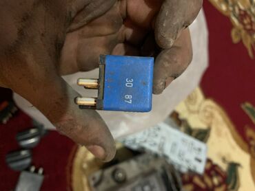 Maqnitofonlar: Bosch avtomobil maqnitofonu (head unit) üçün əsas blok və metal montaj — 32