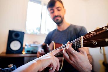 türkiy: 🎸 Gitara Kurslarına Qəbul Davam Edir! Gitara ifa etməyi peşəkar — 4