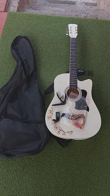 Гитары: Акустическая гитара с вырезом (cutaway), цвет корпуса — белый с — 9