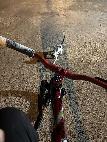 velosiped start: Dağ və şəhər sürüşləri üçün uyğun velosiped. Dizaynı qara-qırmızı rəng — 2