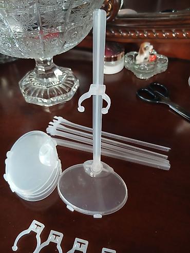 Оборудование для магазинов: Doll stand. Oyuncaq standı.
1 ədəd 1 manat.
5 dənəsi birliktə 4 manat — 1