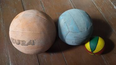 мяч футбольные: Мячики, волейбольный 350, маленький мячик 100, баскетбольный отдам