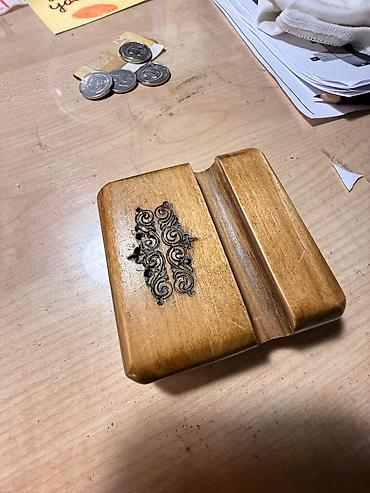 часы из дерева: Деревянная подставка для смартфона с резным орнаментом. - Материал — 2