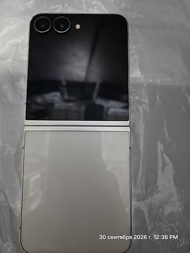 Уюлдук телефондор жана аксессуарлар: Samsung Galaxy Z Flip7 FE, Колдонулган, 256 ГБ, түсү - Кара, 2 SIM, eSIM — 5