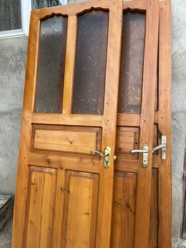 Yarpaq şüşə panelləri və taxta çərçivəsi olan bu daxili qapı, otaqlara