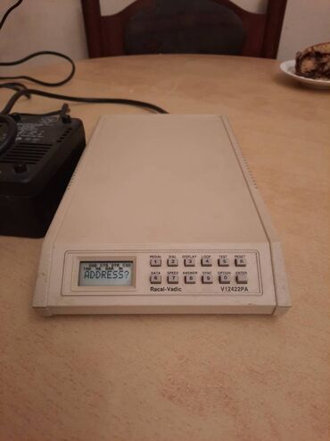 Druga oprema za računare i laptopove: Stari retro modem i adapter za kompjuter.

Nepoznato stanje — 8